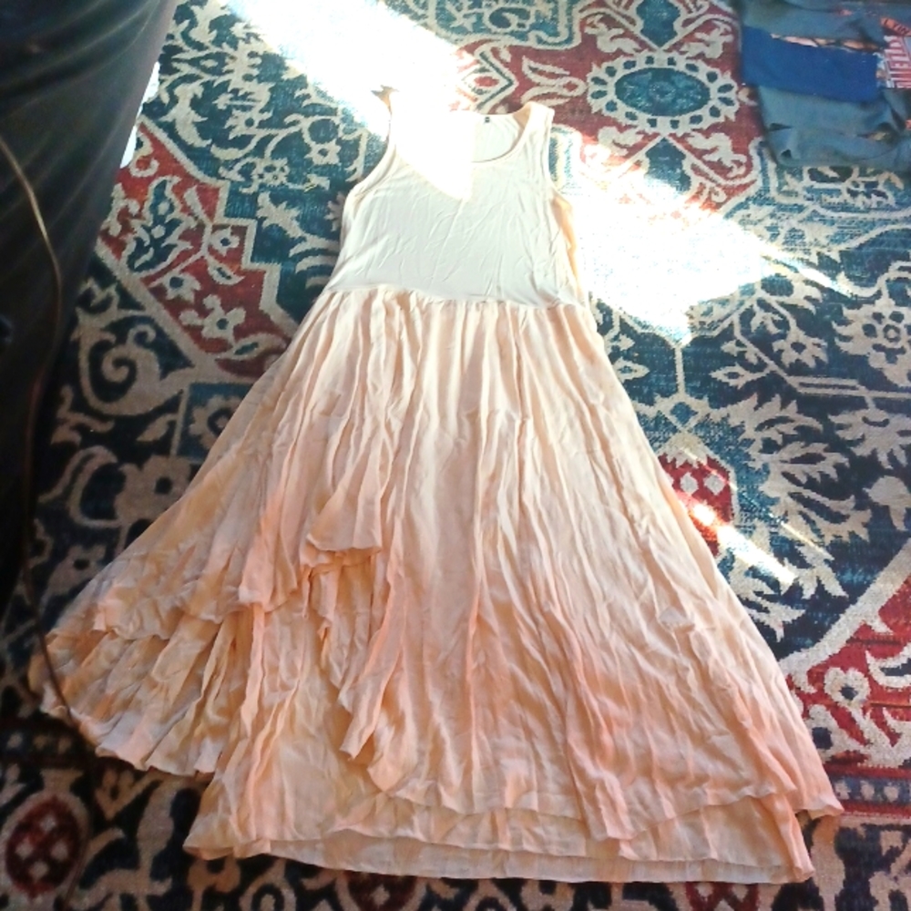 Beautiful sleeveless tan color dress long sleeveless and small to the body size